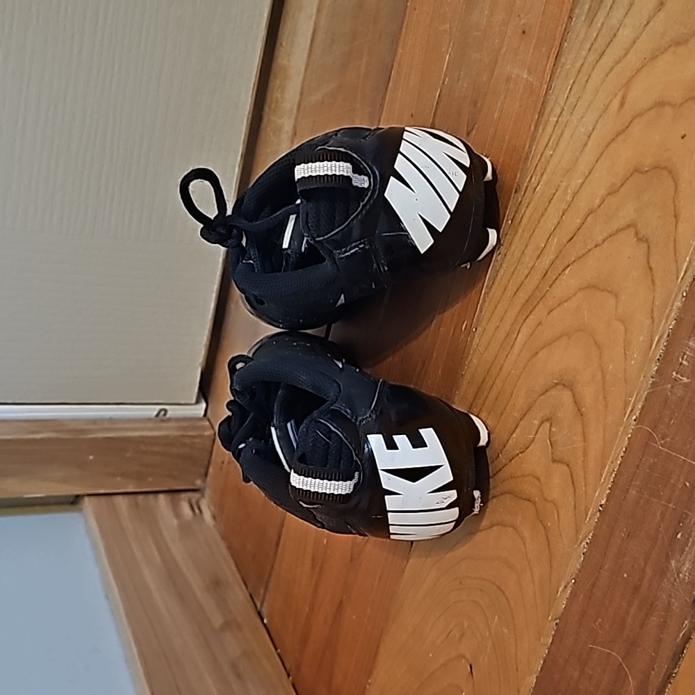 Kids nike size 3.5 cleats - Picture 3 of 6